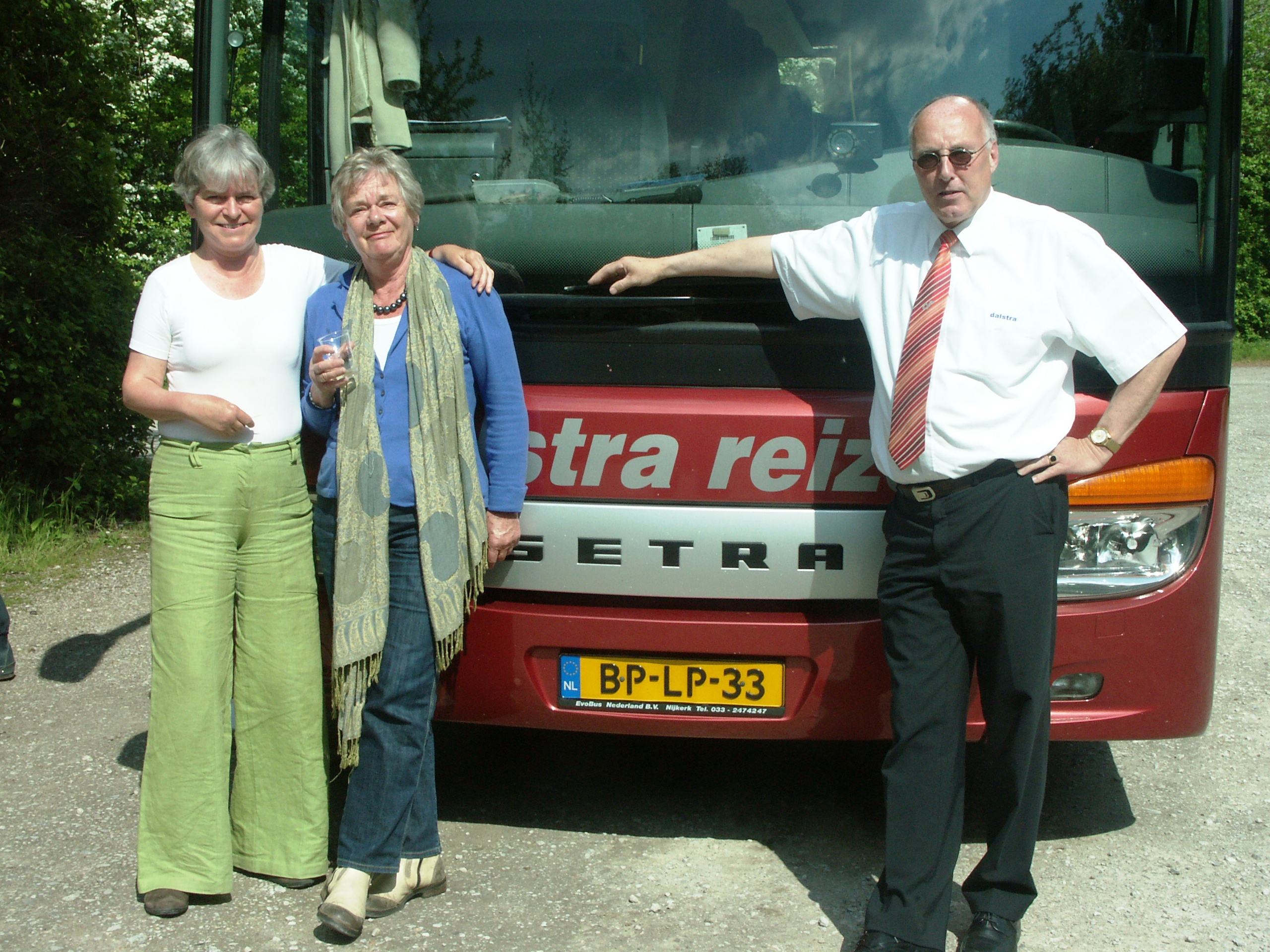 Carolien ten Bruggencate Pia Folkers en de chauffeur bij de bus van Dalstra, 16 mei 2010
