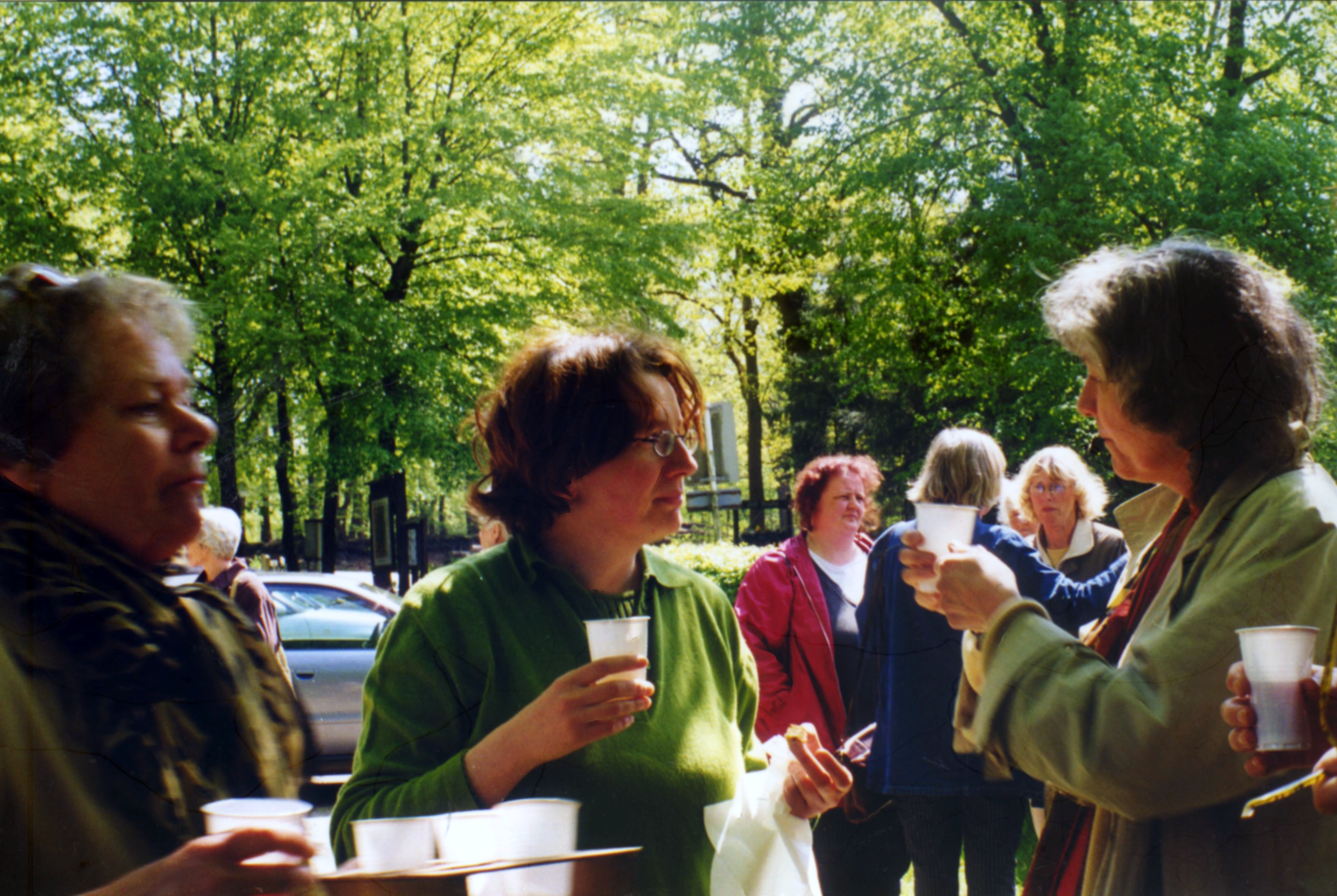 Pia Folkers, Anna Keller en Katinka Fennema bij picknick tijdens donateursexcursie, mei 1999